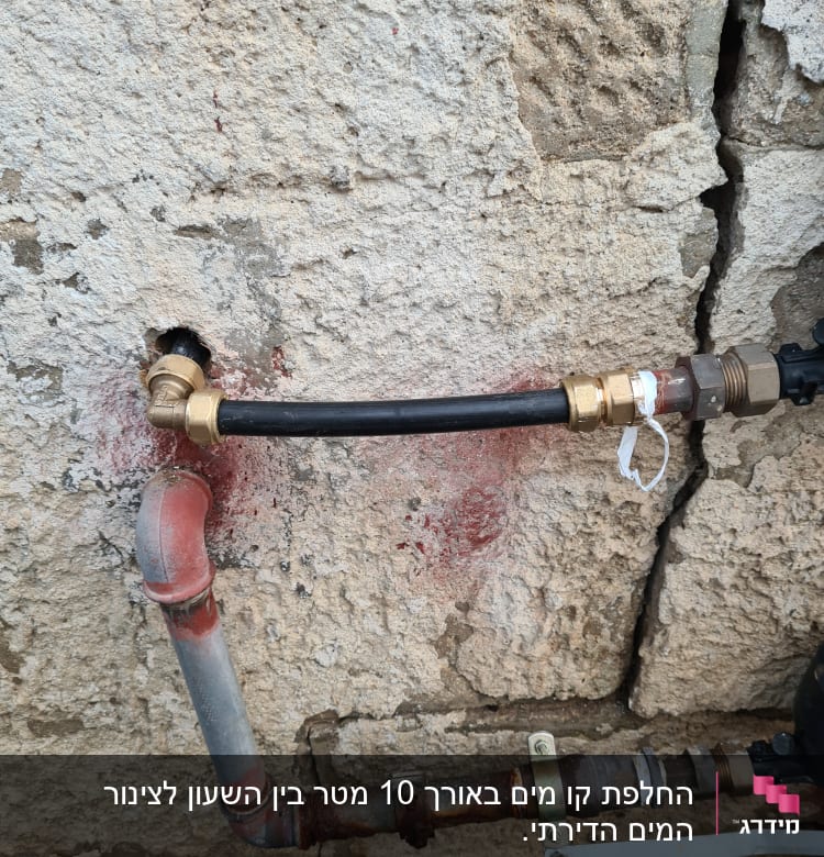 צינורות מתכת וברזל מחוברים לקיר בטון
